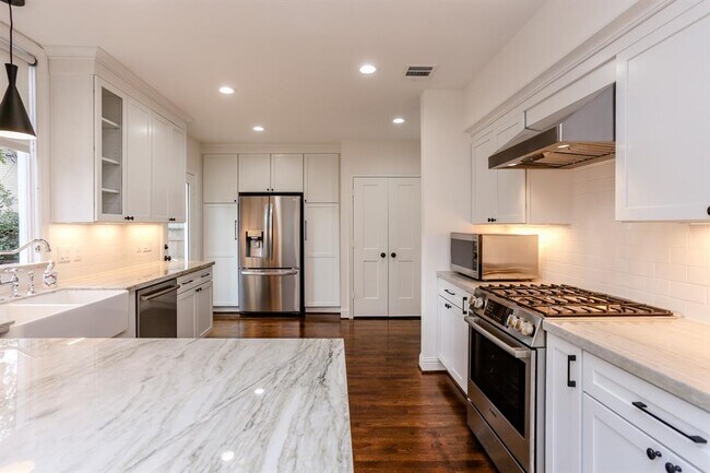 Building Photo - 3125 Wroxton Rd