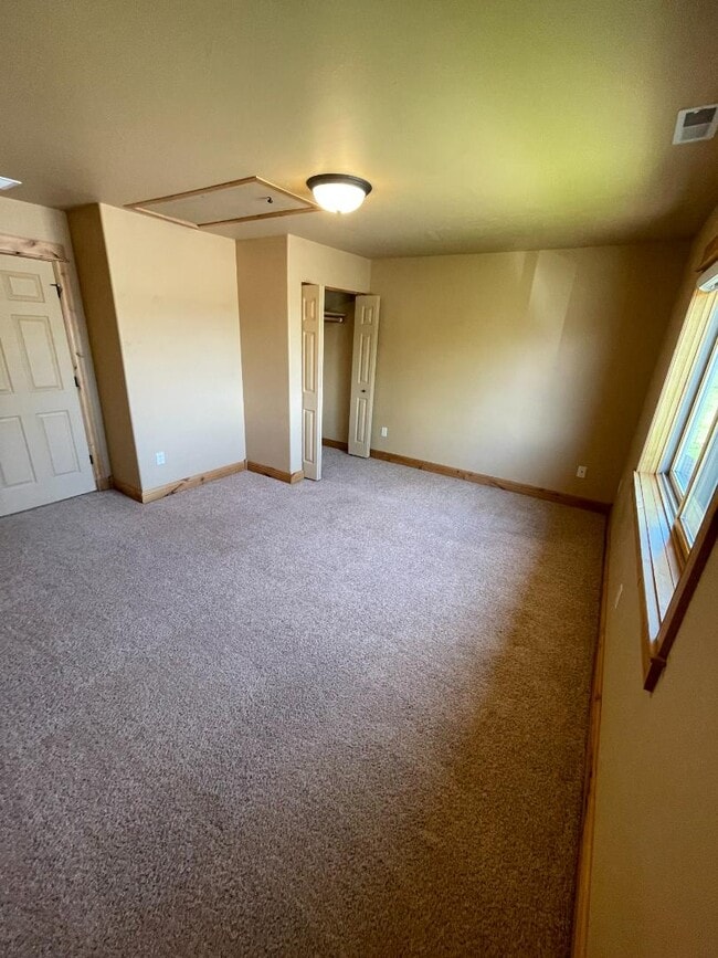 Building Photo - 905 Saxon Way