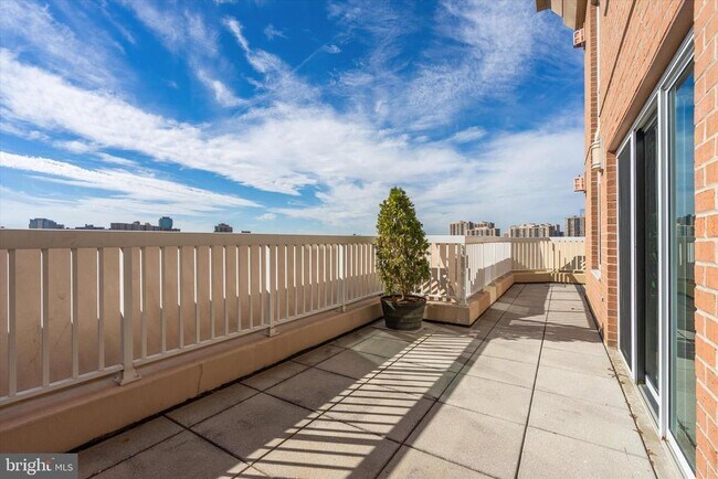 Building Photo - 3101 N Hampton Dr