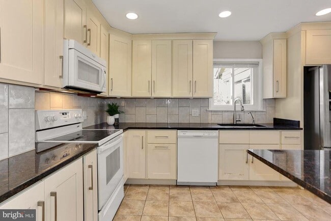 Building Photo - 2032 Greenwich St