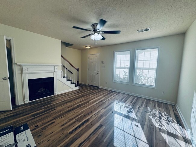 Building Photo - 1ST MONTH RENT HALF OFF