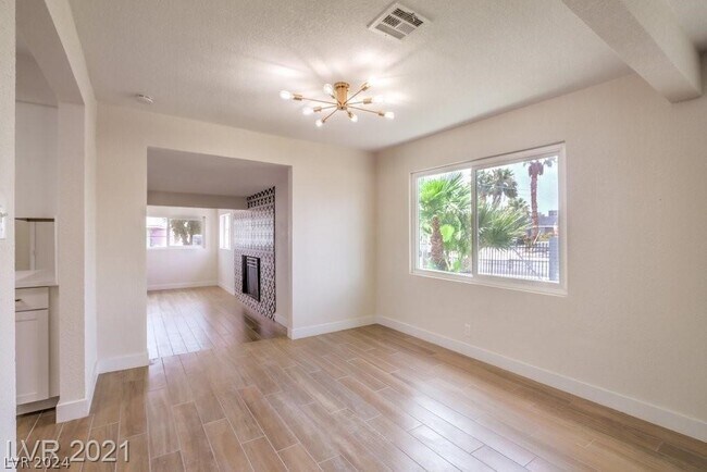 Building Photo - 829 E Oakey Blvd