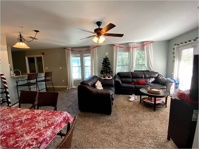 Beautiful and spacious living room. - 835 SW 9th St