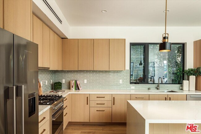 Building Photo - 2822 1/2 Avenel St