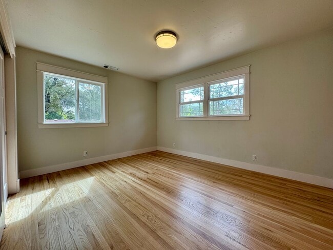 Building Photo - 5780 Stanley Dr