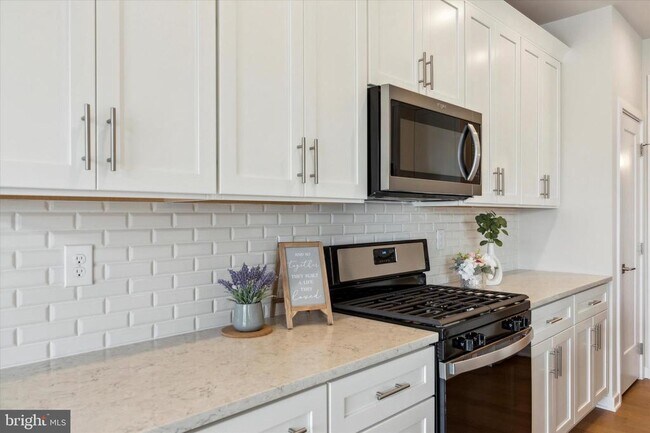 Building Photo - 15 Tamarack Cir