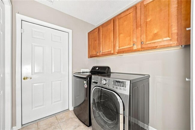Building Photo - 3204 Village Ln