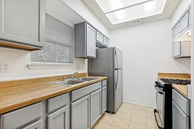 Building Photo - 3-BEDROOM HOME IN LOMA PARK