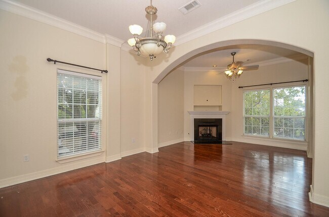 Building Photo - 513 Vincent St