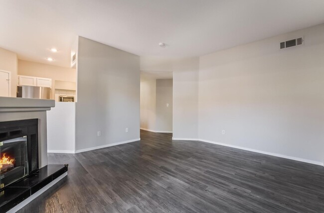 Building Photo - Amazing Remodeled Condo in guard gated Sed...