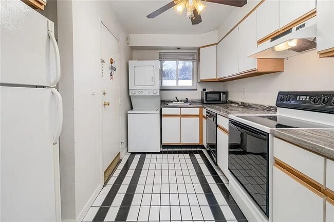 Building Photo - 2458 East Ave