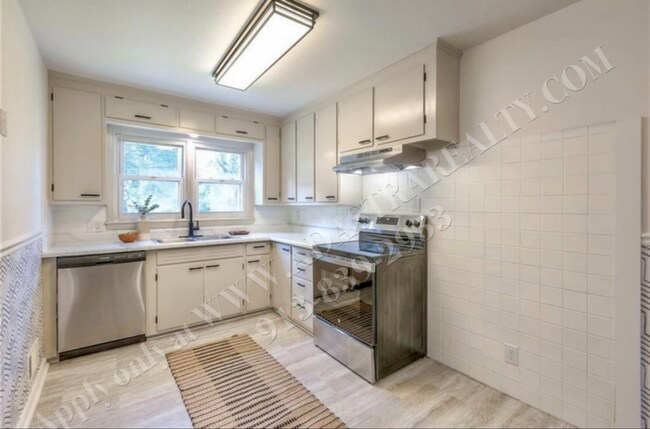Building Photo - Stunningly Remodeled 3 Bed 1 Bath Home in KCMO-Available NOW!!