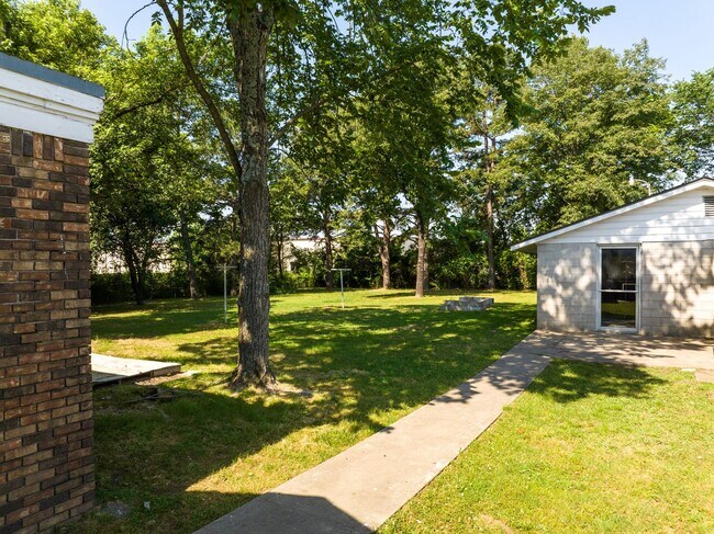 Building Photo - Freshly Updated 3 Bedroom Home