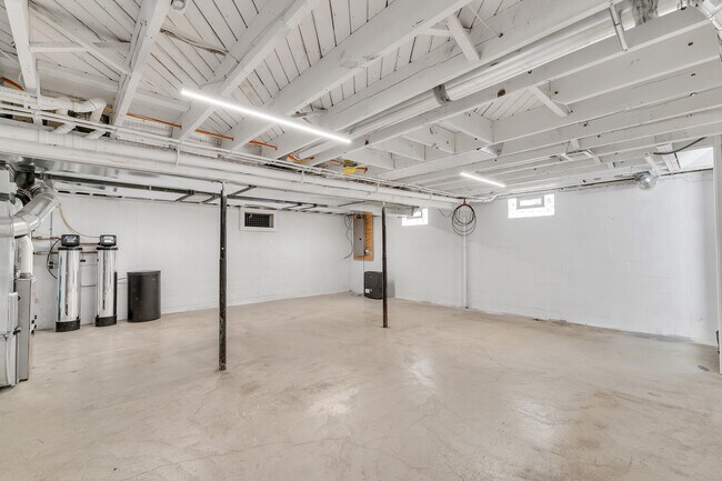 Building Photo - 9045 Hillcrest Dr
