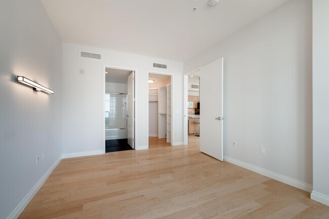 Building Photo - 350 W Ash St