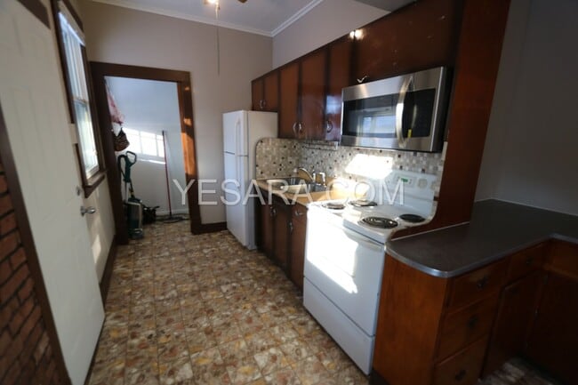 Building Photo - 2 Bedroom 1 Bath