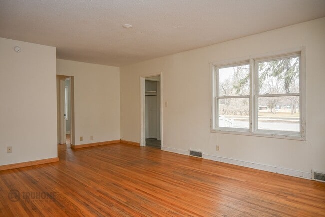 Building Photo - Large 6 Bedroom Home for Rent! Great Location on University!