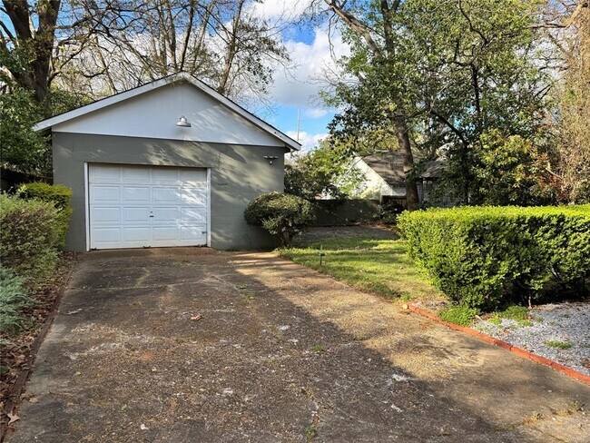 Building Photo - 2237 Winona Ave