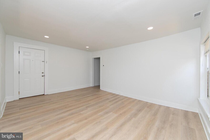 Building Photo - 9 E Holly Ave