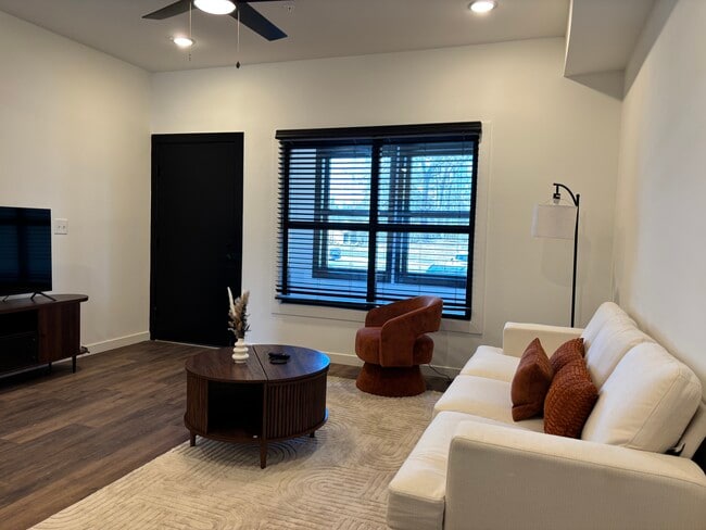 Building Photo - Phoenix Cinder