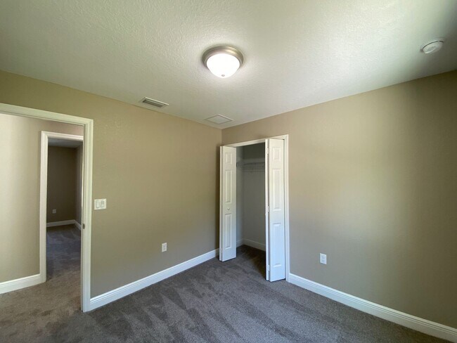 Building Photo - Desirable SW Ocala Neighborhood 4/2/2 *WON'T LAST*