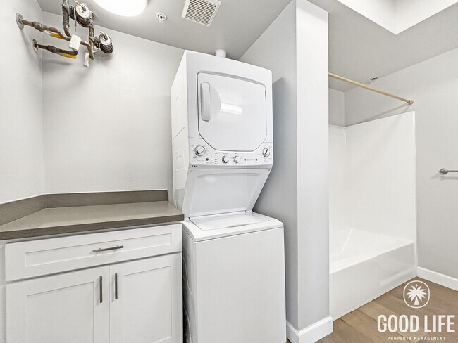 Building Photo - Sleek 1B/1BA Condo in the Heart of Marina District with A/C, In-Unit W/D & Reserved Parking!