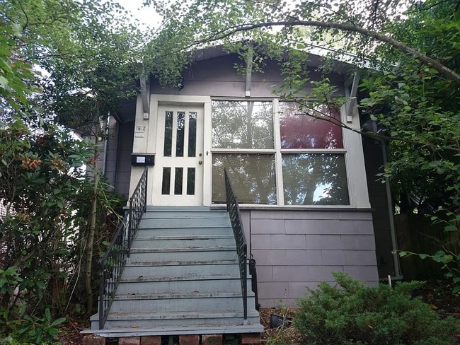 Building Photo - Cozy 2 Bedroom Home Nestled Between Greenl...