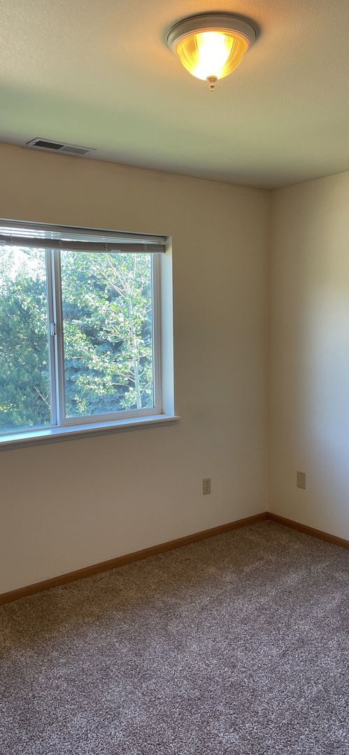 Building Photo - Bright & Convenient Townhouse Living!