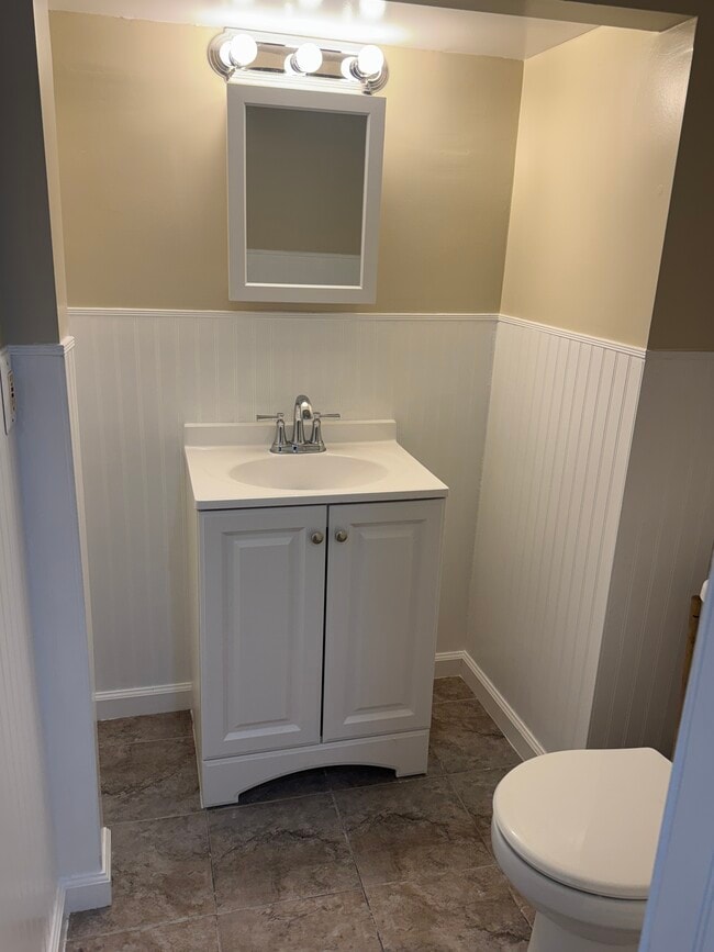 Building Photo - 569 Jerome St