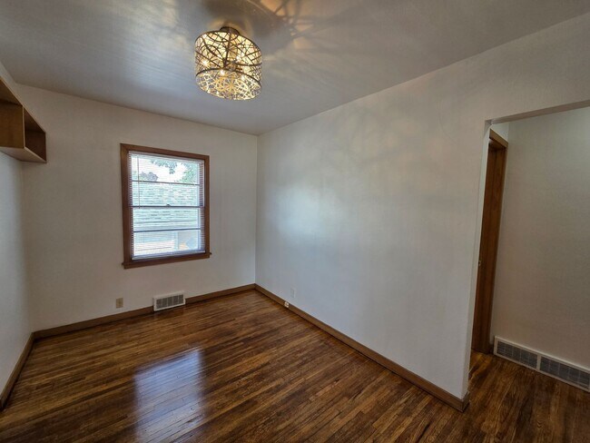 Building Photo - 4 Bedroom remodeled House Cedar Falls