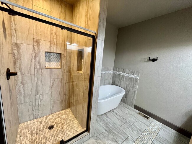 Building Photo - * Rare Find* Luxurious 3 Bedroom Modern-Rustic Townhome in Mountain Shadows