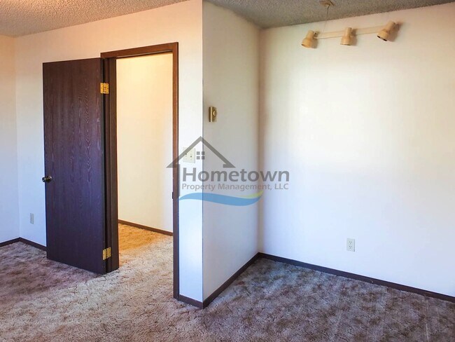 Building Photo - Spacious 4 Bedroom Home with Fenced Backyard & Garage