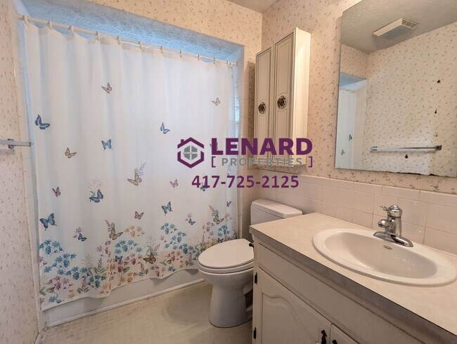 Building Photo - Spacious 3 Bedroom Home!