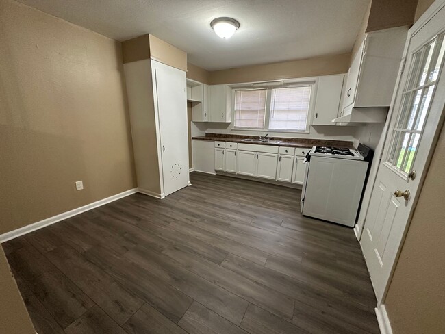 Building Photo - Updated 2 Bedroom House