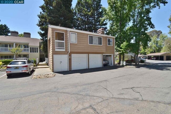Building Photo - Beautifully Updated 2-bedroom 2 bath Condo...