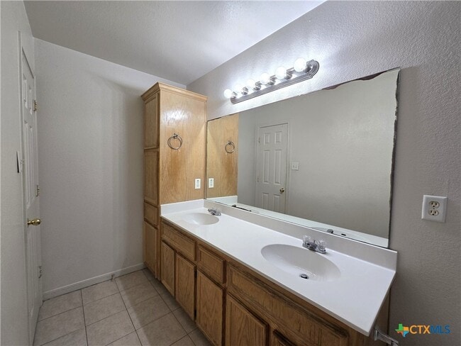 Building Photo - 1411 Nicholas Cir
