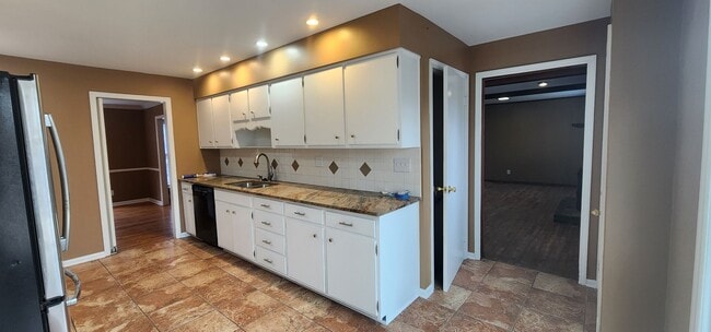 Building Photo - FRESH Paint!  Sprawling, Hurstbourne Ranch with Basement!  3 Bedrooms, 3 Full Baths, Hardwood Flo...