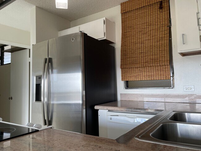 Building Photo - 4 Months of Discounted Rent! Sunny, 8th Flr Unit in Boutique Building with Gorgeous Views from Sp...