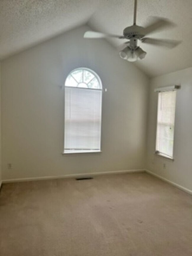 Building Photo - 2 Br 2 Bath