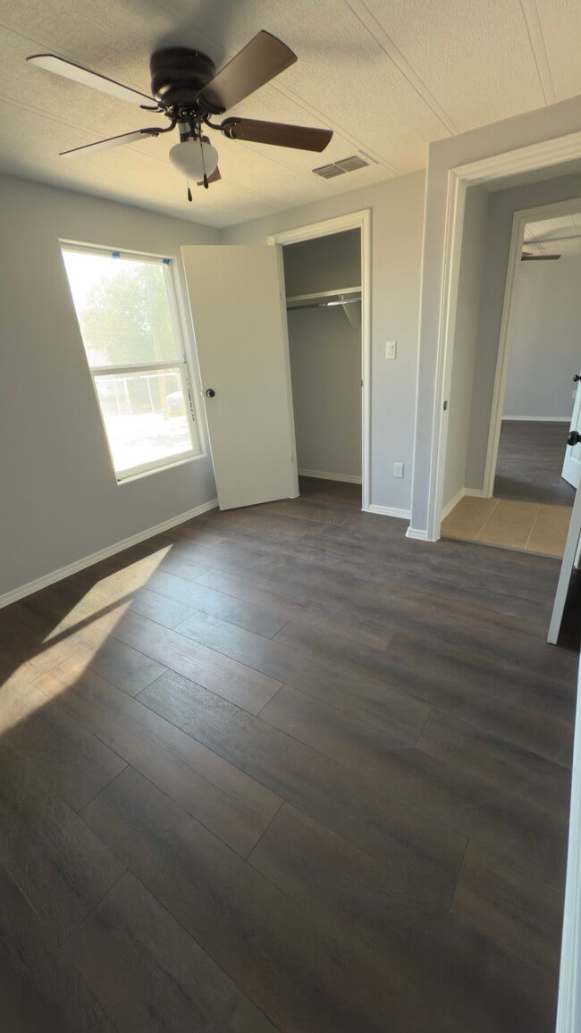 Building Photo - 712 Independence Dr