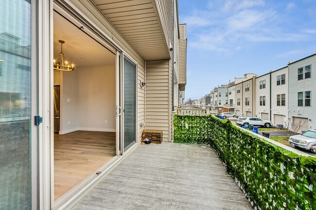 Building Photo - Contemporary 4 bedroom, 3.5 bath Open Concept Townhome!