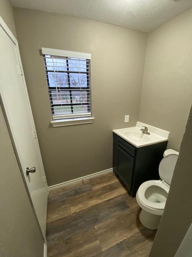 Building Photo - 3 Bedroom Home is Ennis!