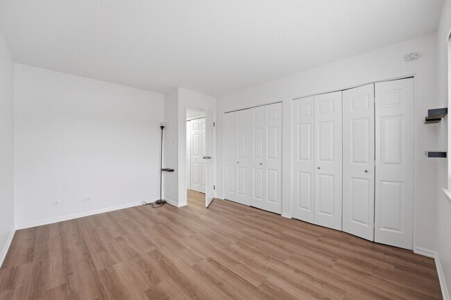 Building Photo - 9388 Bay Colony Dr