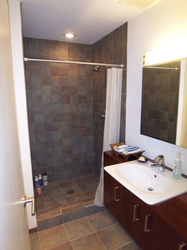 Building Photo - Centrally Located Elegant Designer-Chic 1B...