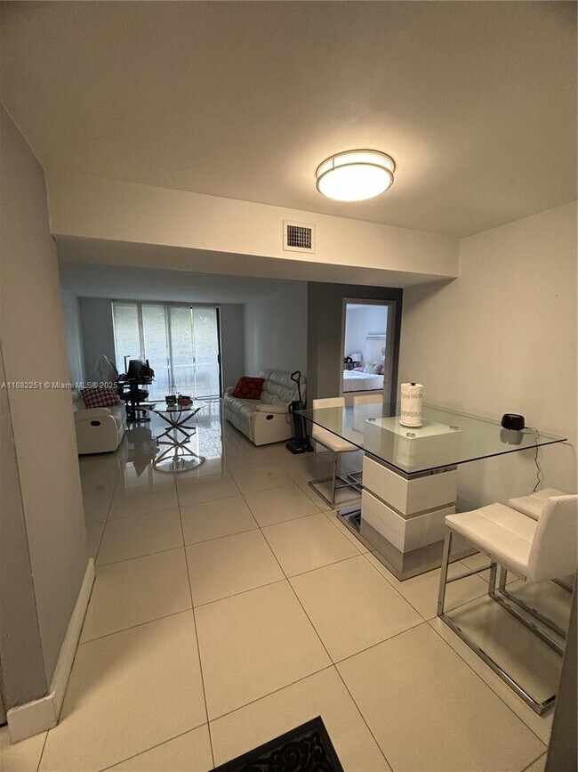 Building Photo - 9460 Fontainebleau Blvd
