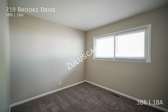 Building Photo - 710 Brooks Dr