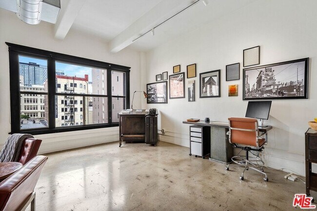 Building Photo - 814 S Spring St