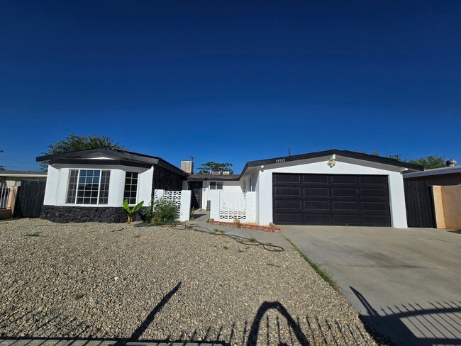 Primary Photo - Spacious 4- Bedroom Remodeled Home in Palm...