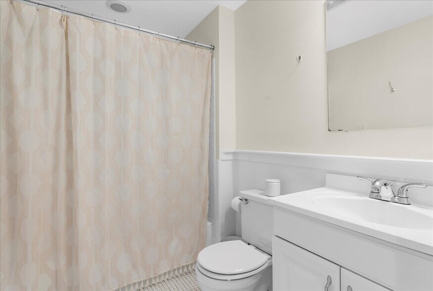 Building Photo - 656 Washington Blvd