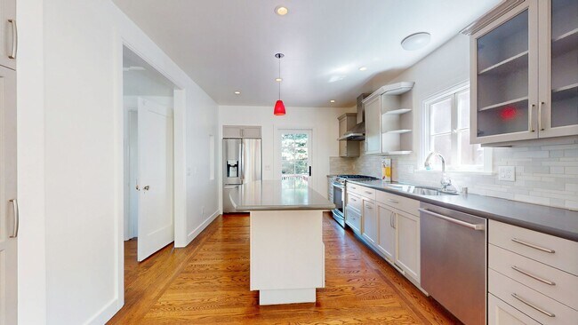 Building Photo - Stunning 4 Bedroom Home In Sought After Pi...